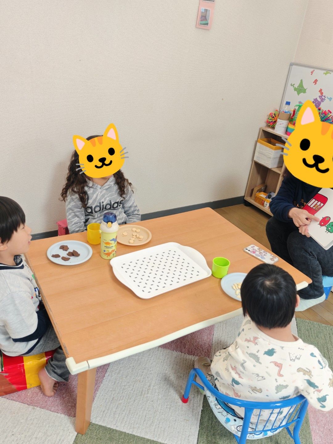 みんなで揃って おやつを食べたり